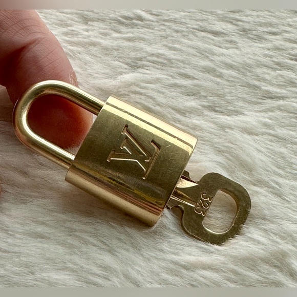 Vintage Louis Vuitton Lock & Key #323 – Cleaned, Polished And Beautiful! - Picture 4 of 9
